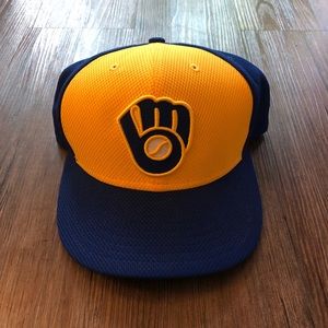 Accessories - NWOT Milwaukee Brewers Hat, fitted size 7 1/8 Accessories - NWOT Milwaukee Brewers Hat, fitted size 7 1/8
